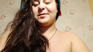 Роскошная потаскушка Amandasquirts ласкает половые губки
