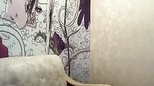 Дивная женщина Bridgetta раздевается и дрочит пизду