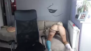 Татуированная цыпочка Tatooboobs нежно теребит киску