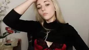 Юная шалунья Malissaa18 ласкает небольшие сиси