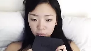 Черноволосая азиатка VyAwesome смачно дрочит пизду