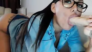 Черноволосая красотка EVANITY обсасывает секс игрушке