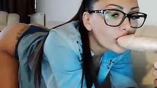 Черноволосая красотка EVANITY обсасывает секс игрушке