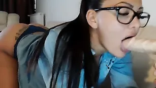 Черноволосая красотка EVANITY обсасывает секс игрушке