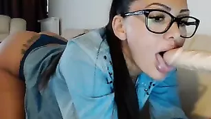 Черноволосая красотка EVANITY обсасывает секс игрушке