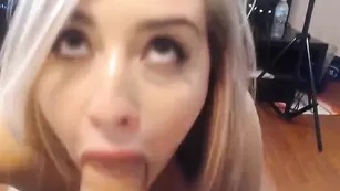 Пикантная шалава Brittany Taylor ебет пилотку фаллосом