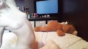 Сексапильная малышка MiniMariah скачет на секс игрушке