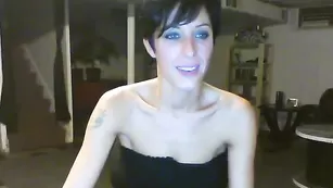 Худая брюнеточка Iliza_bleu ласкает свои сиси