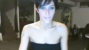 Худая брюнеточка Iliza_bleu ласкает свои сиси