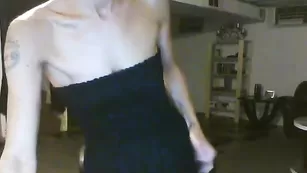 Худая брюнеточка Iliza_bleu ласкает свои сиси