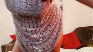 Аппетитная брюнетка Raniaheaven возбуждает легким стриптизом