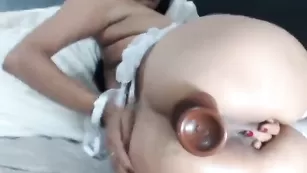 Красивая брюнеточка hotxalika жестко трахает обе дырки