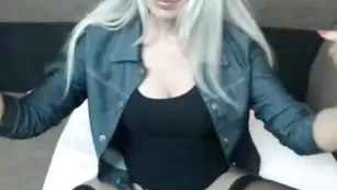 Aslutmilf горячая блонда расставила булочки