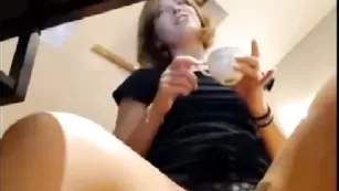 Молодая куртизанка Moumounebitch массирует свои титьки