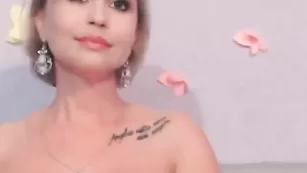 Импозантная баба Milo4ka ласкает огромные сиси