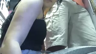 Сочная брюнеточка Sarayx отсасывает пенис