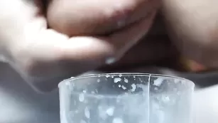 Шальная самка Xiomysex доит свои сосочки
