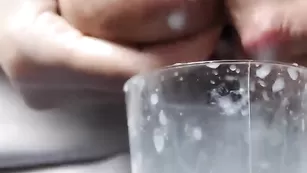 Шальная самка Xiomysex доит свои сосочки