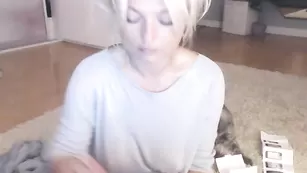 Светловолосая курва Kokette22 ласкает большие сиськи