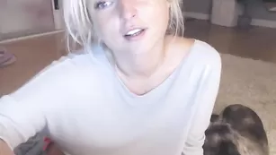 Светловолосая курва Kokette22 ласкает большие сиськи