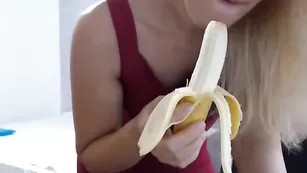 Распущенная соска Nicoleevans26 сексапильно кушает длинный банан