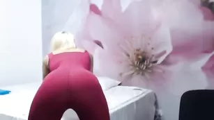 Распущенная соска Nicoleevans26 сексапильно кушает длинный банан