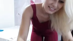 Распущенная соска Nicoleevans26 сексапильно кушает длинный банан