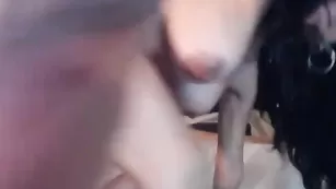 Грудастая красотка Anakaliyah ласкает половые губки