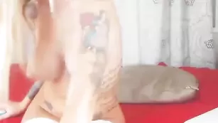 Татуированная красотка AnnaPlayboy трахает анал фаллосом