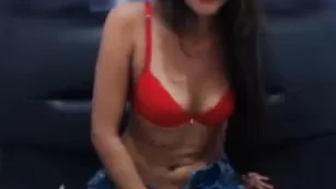 Connie_bottom дрочит пилотку через одежду