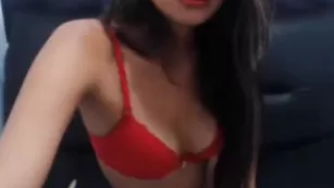 Connie_bottom дрочит пилотку через одежду