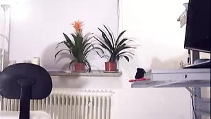 HornyDoll стерва дрочит пилотку в офисе