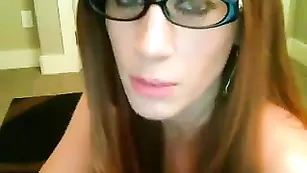 Грудастая чикса Hot_milfy_mom трахает вагину секс игрушкой