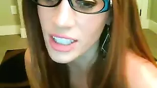 Грудастая чикса Hot_milfy_mom трахает вагину секс игрушкой