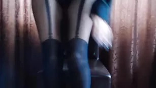 Светловолосая блядь K_o_k_e_t_t_e_69 раздвигает сексуальные ножки