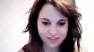 Шальная курва Lira19 раздевается и наминает сисечки