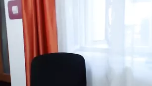 Кокетливая стерва Nicoleevans26 показывает не малую задницу