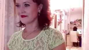 Зрелая вебмодель LoveCatsuit показывает прелести