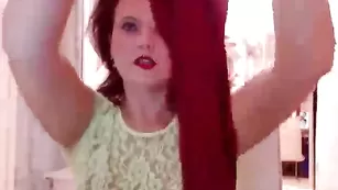 Зрелая вебмодель LoveCatsuit показывает прелести