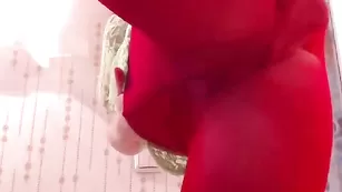 Зрелая вебмодель LoveCatsuit показывает прелести