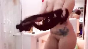 Зрелая вебмодель LoveCatsuit показывает прелести