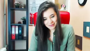 Черноволосая курва Camillacamy общается во фри чате