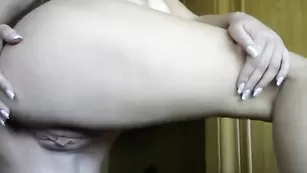 Симпатичная дамочка Naughtyalexa ласкает бритую пизду