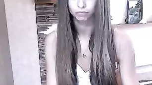 AvrillDoll мило общается во фри и разминает натуральные титьки