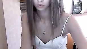 AvrillDoll мило общается во фри и разминает натуральные титьки