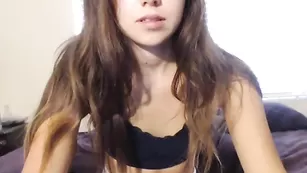 Знойная дамочка Sunshinekitty96 эротично раздевается