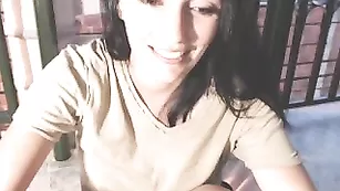 Темноволосая пассия swhotladyxxx обсасывает секс игрушку