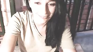 Темноволосая пассия swhotladyxxx обсасывает секс игрушку