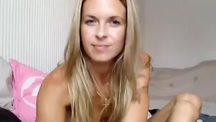 Очаровательная дама Cutemoments ебет себя резиновым хером