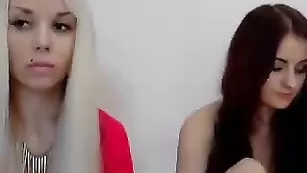 Рыжая с брюнеткой делают куни Chikabomb